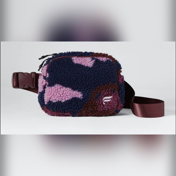 Fabletics Teddy Beltbag - Picture 2 of 6
